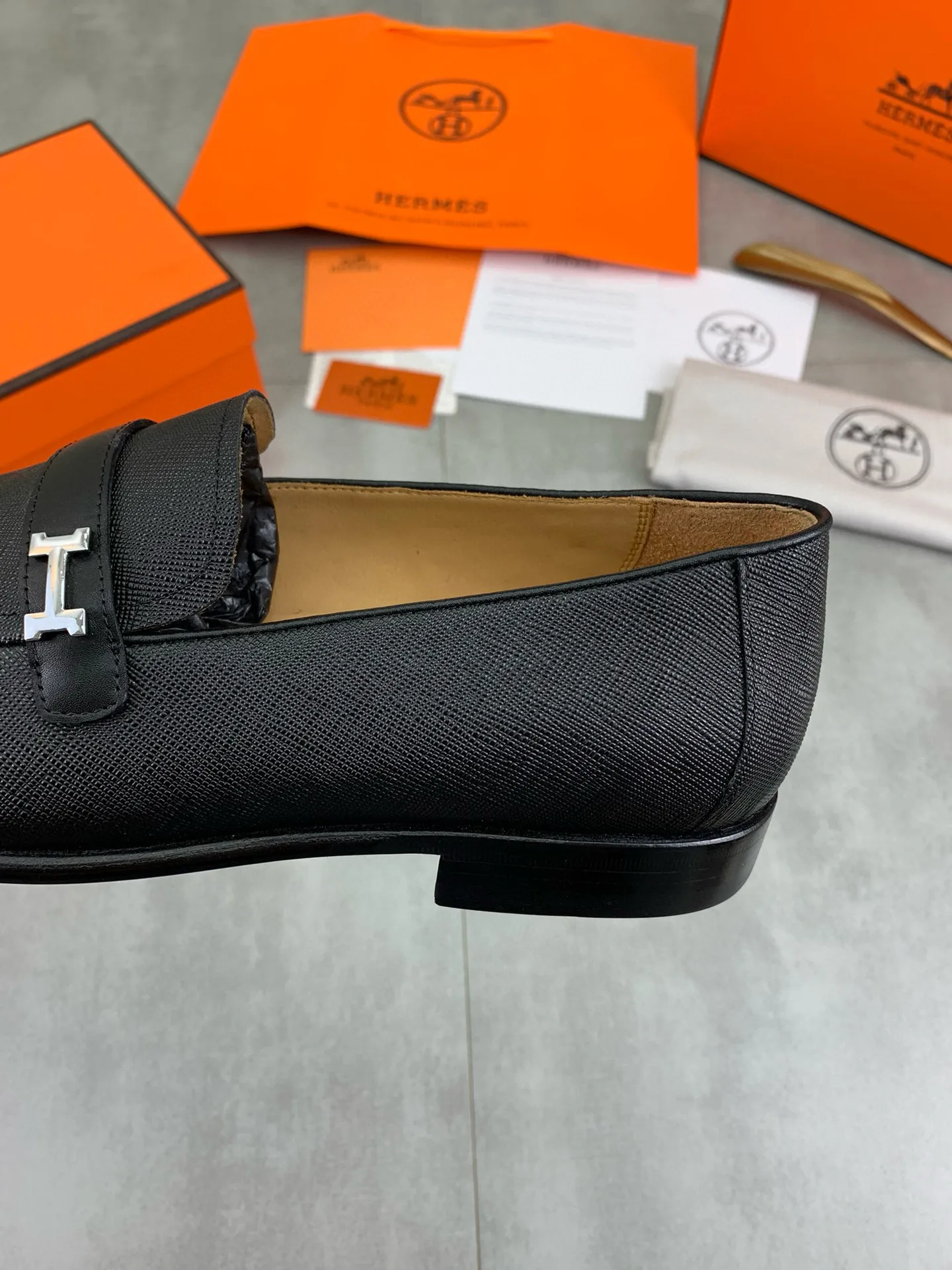 Factory price P960 💰Top version 💎💎💎 Original leather outsole Brand: Hermès (Hermès) Standard code: Men's size 39-44 (38, 45 can be customized) Grade: Same as the official website Original quality materials: Original soft calfskin Water-dyed cowhide lining Original Italian leather outsole Style categories: Men's fashion Formal casual leather shoes Slip-on men's shoes series Young fashion European and American trends, British style, colors: multiple options, counter packaging